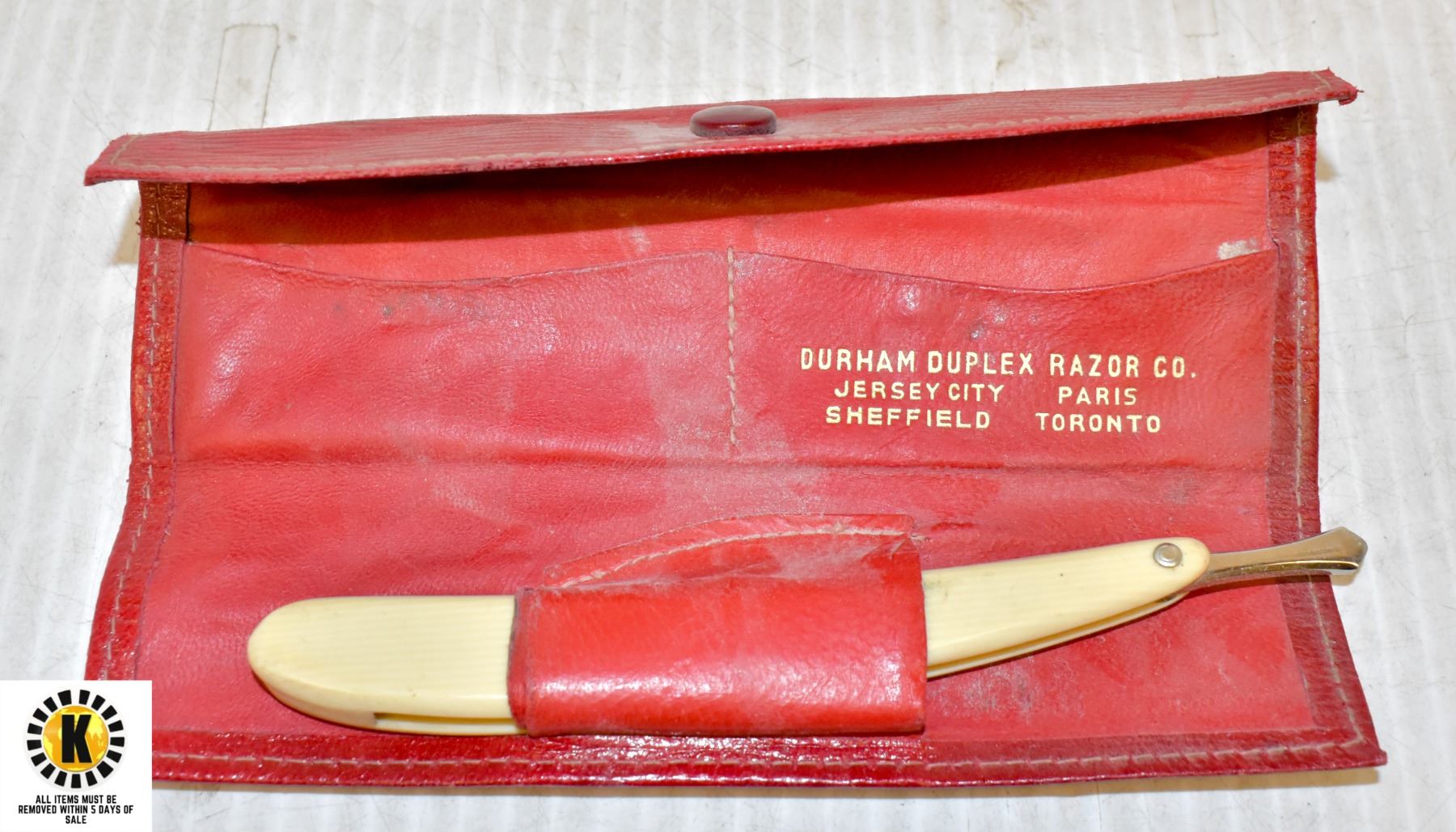 ANTIQUE BARBERS STRAIGHT RAZOR KIT FOR