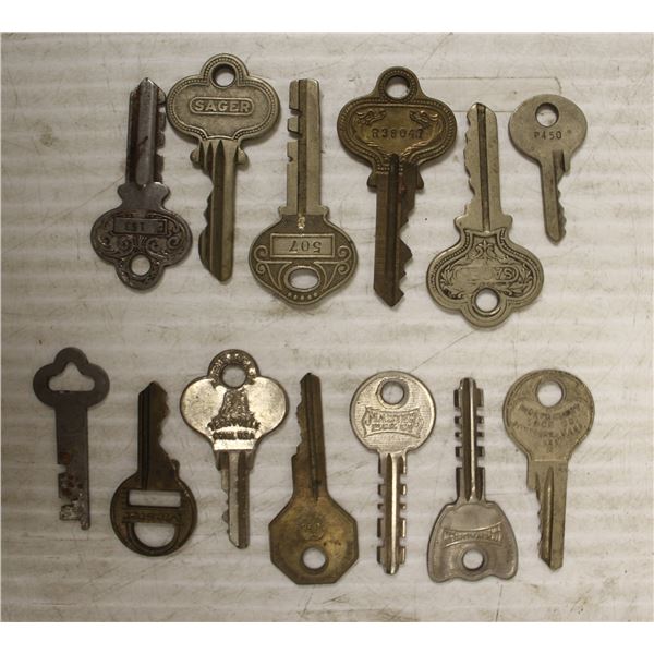 LOT OF ANTIQUE KEYS