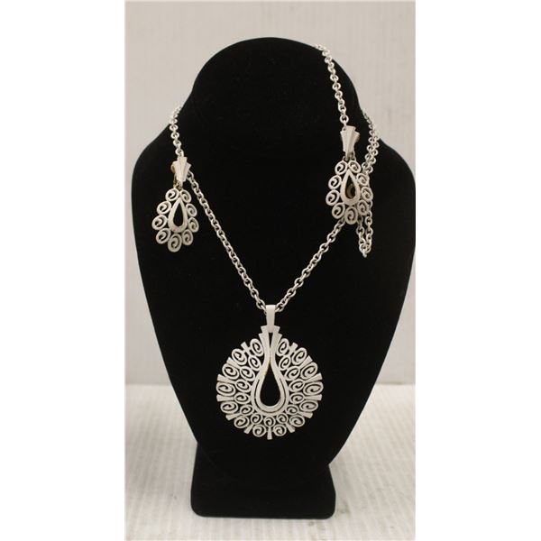 ORNATE WHITE FILIGREE NECKLACE W PENDANT