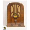 Image 1 : ANTIQUE WOODEN CATHEDRAL RADIO