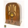 Image 2 : ANTIQUE WOODEN CATHEDRAL RADIO