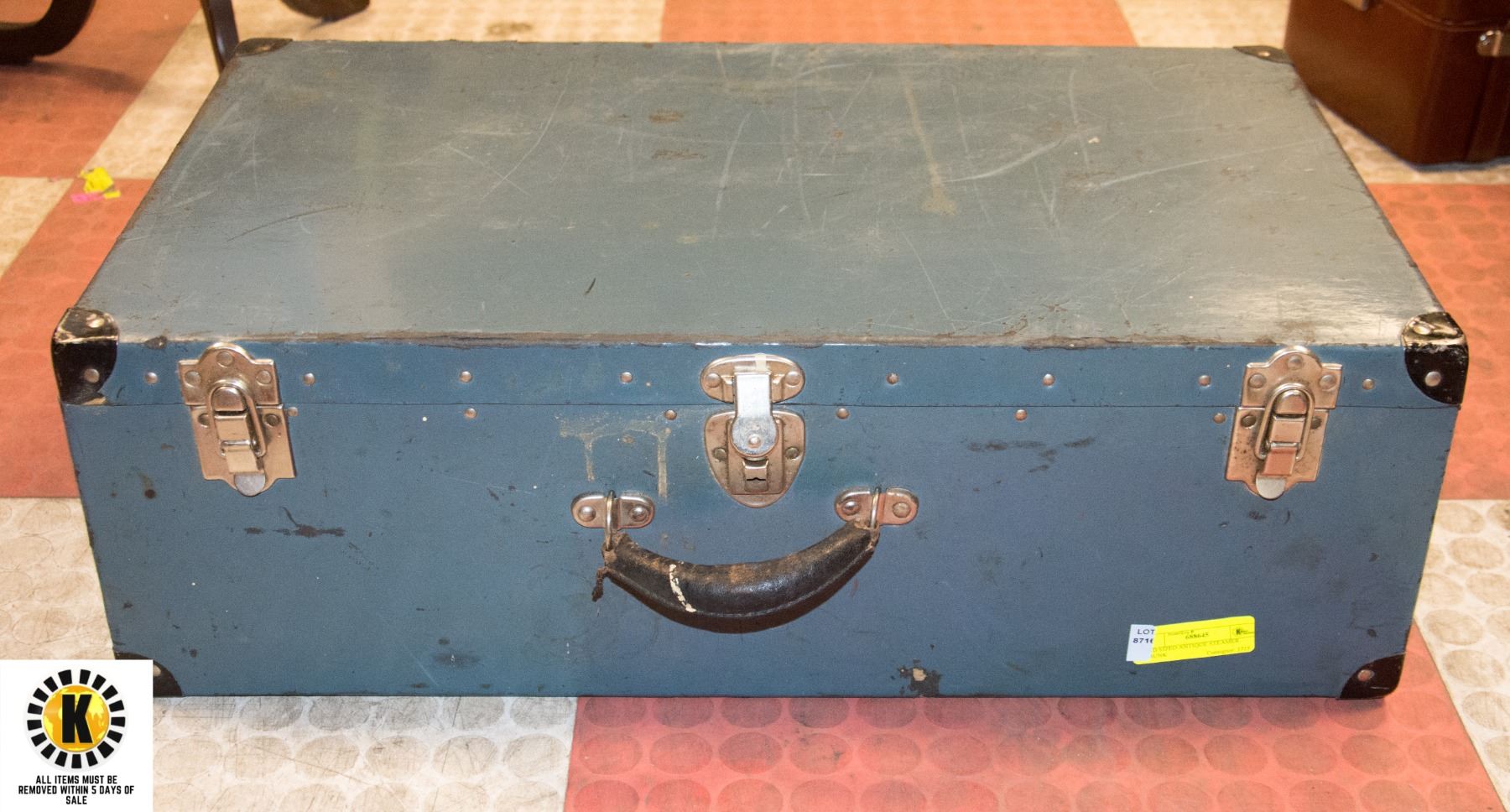 MID SIZED ANTIQUE STEAMER TRUNK