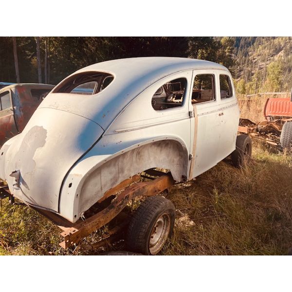 1940 DODGE SEDAN 4-DOOR