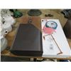 Image 2 : Leather Wine Box & Flamingo Clock
