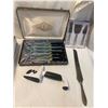 Image 1 : Knives and other serving utensils