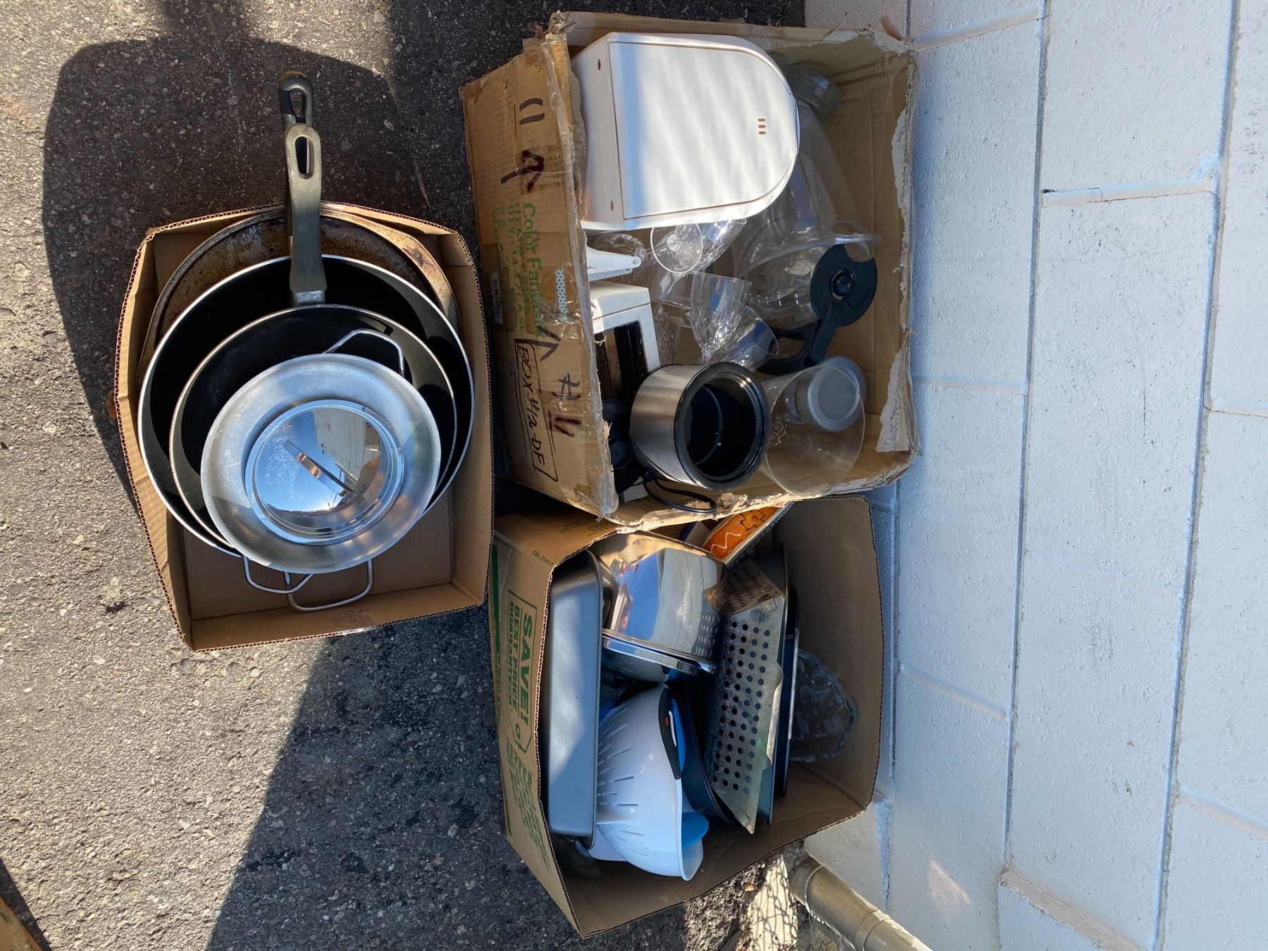 Assorted kitchen items