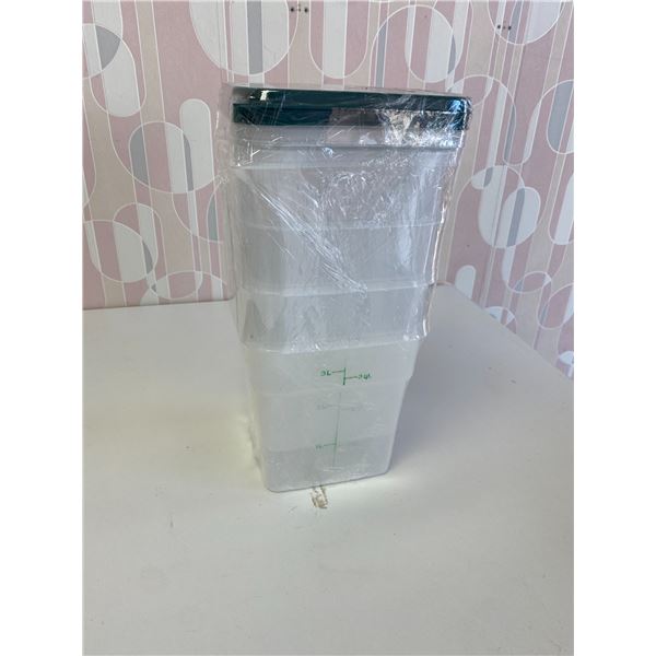 4 3L Cambro Containers 4 3L Cambro Containers