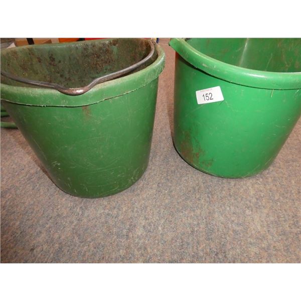 Feed buckets