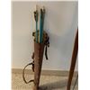 Image 4 : 2 x Vintage Recurve Bows w/ Arrows and Quiver