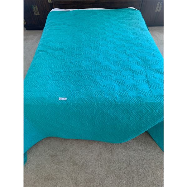 Simmons Victoria Queen Sized Pillowtop Mattress and Box Spring, Quilt and Pillow Shams