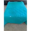 Image 1 : Simmons Victoria Queen Sized Pillowtop Mattress and Box Spring, Quilt and Pillow Shams