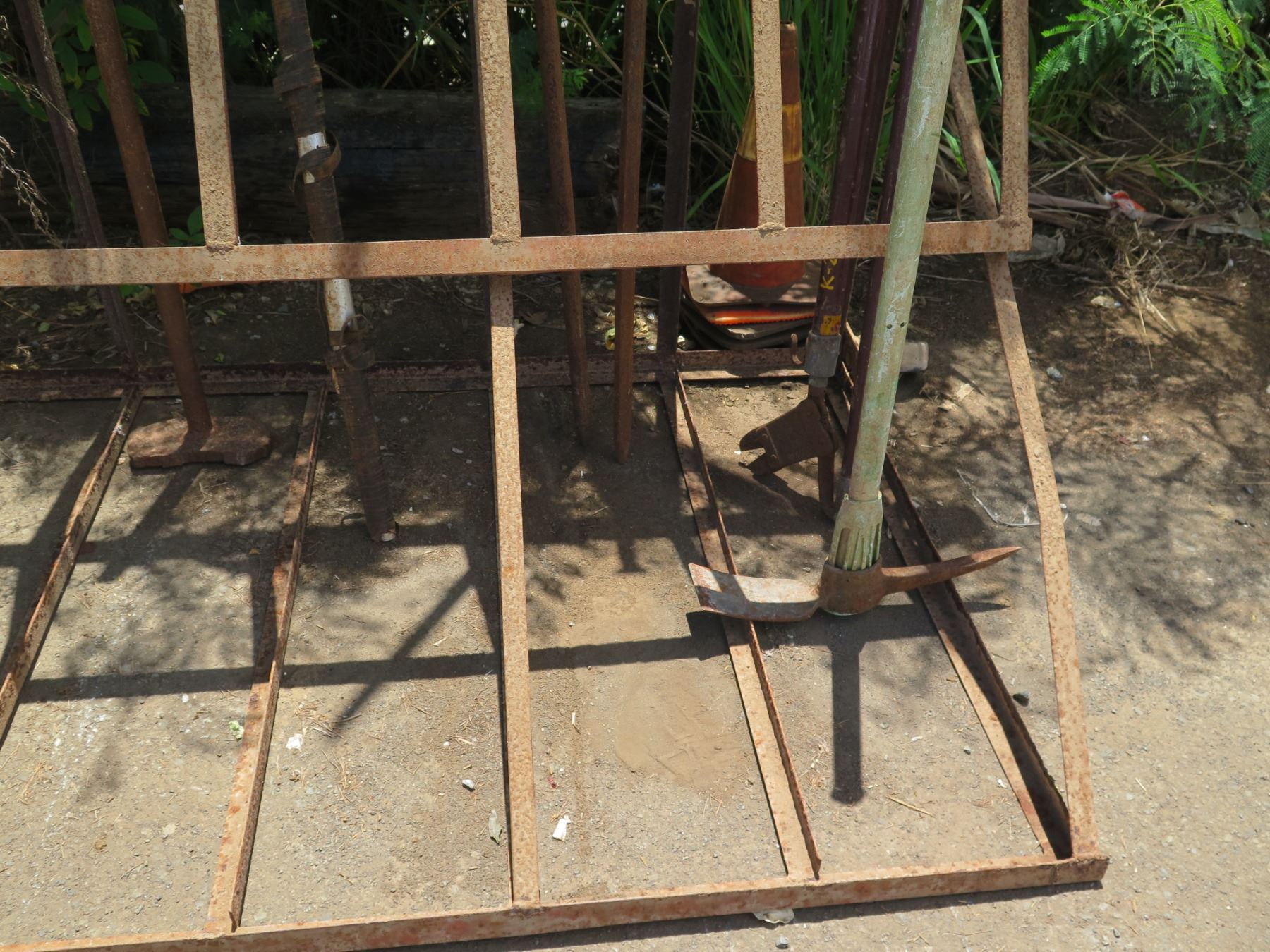 Metal Rack for Landscape Tool Storage (Tools not included) - Oahu Auctions