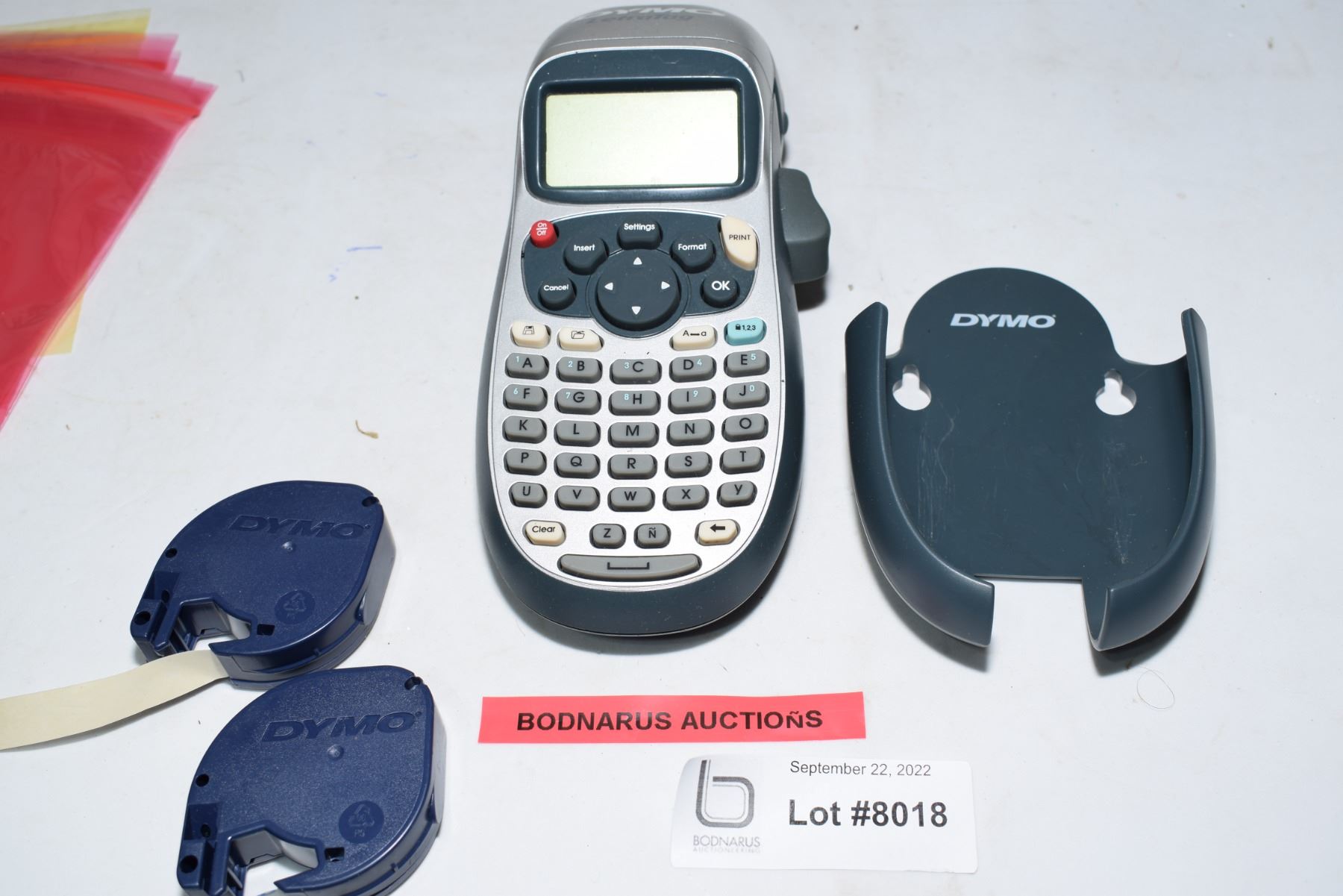 Label maker with wall bracket - 3 colors