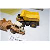 Image 2 : IH Ertl Scraper toy + tonka truck