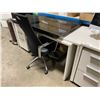 Image 2 : WHITE L-SHAPED EXECUTIVE DESK WITH 3 DRAWER MOBILE PEDESTAL