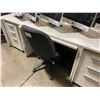 Image 2 : WHITE L-SHAPED EXECUTIVE DESK WITH 3 DRAWER MOBILE PEDESTAL