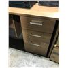 Image 2 : LIGHT WOOD L-SHAPED EXECUTIVE DESK WITH HUTCH