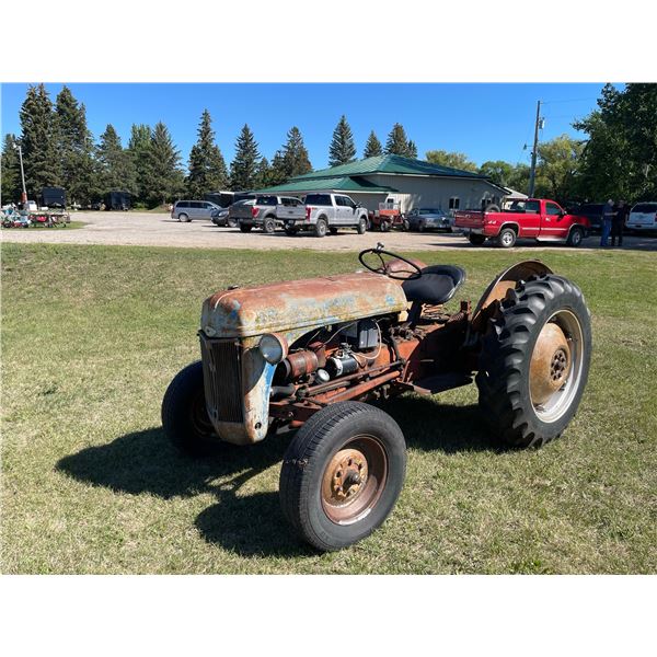 FORD 8N TRACTOR - WORKS!