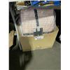 Image 1 : 2 DUNN WHITE FLEECE BLANKETS & PINK LUXE FULL / QUEEN COMFORTER