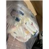 Image 2 : 2 DUNN WHITE FLEECE BLANKETS & PINK LUXE FULL / QUEEN COMFORTER