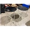 Image 1 : 2 end tables