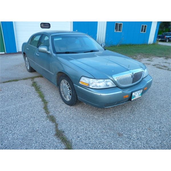 UPDATED DESCRIPTION & PICTURES :  2006 Lincoln town car signature limited ; 8 cylinder ; safetied;