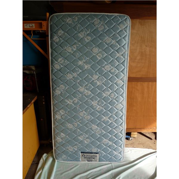 Single bed mattress and box spring