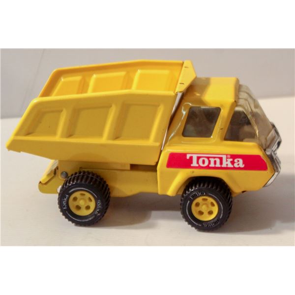 70'S TONKA DUMP TRUCK YELLOW - CRACKED WINDSHIELD