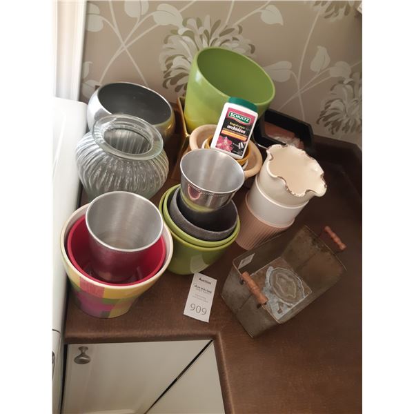 Assortment of Plant Pots Cat B