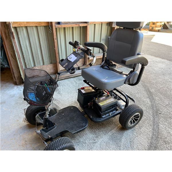 4-WHEEL NO NAME SCOOTER - 2 X 12V BATTERIES & CHARGER - TESTED RUNS