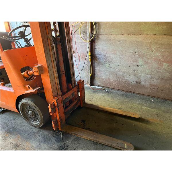 TOYOTA 42-3FGC25 FORKLIFT - 7662 HRS - NEEDS BRAKES - SEEMS TO RUN WELL
