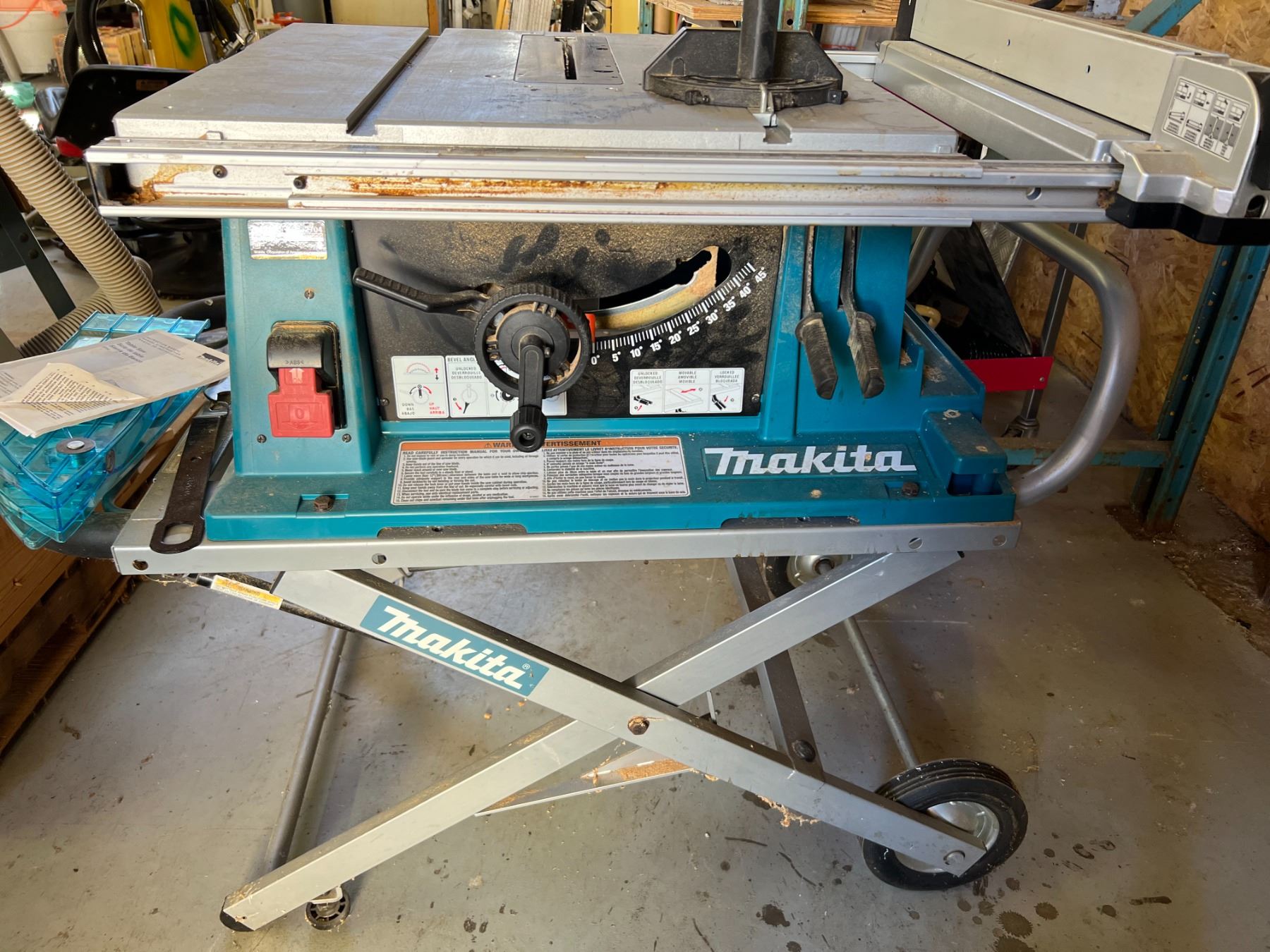 MAKITA PORTABLE TABLE SAW MODEL 2704 WITH FOLDING STAND