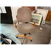 Image 2 : 2 OFFICE CHAIRS & SADDLE STOOL (MISSING 1 CASTOR)