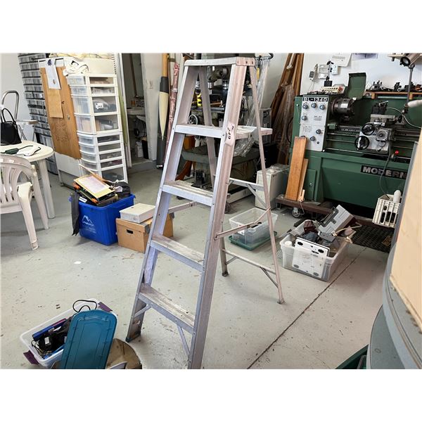 4-STEP ALUMINUM PAINTERS LADDER