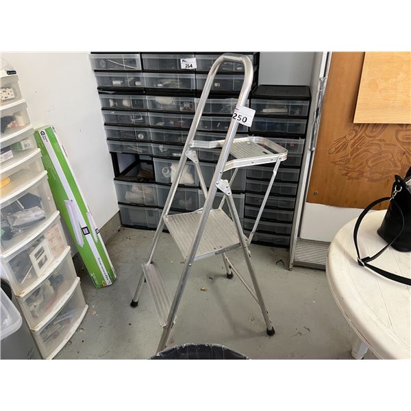 2-STEP ALUMINUM PAINTERS LADDER