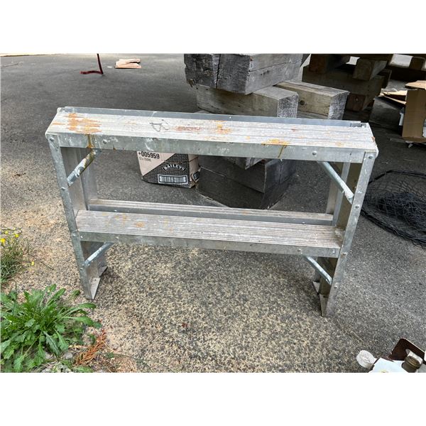 2-STEP STEP LADDER