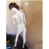 Image 3 : Storefront Female Mannequin