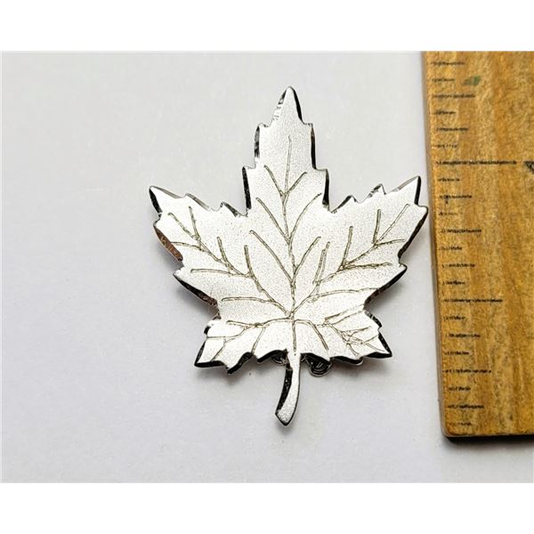 24)  STERLING SILVER MAPLE LEAF LAPEL PIN WITH