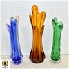 Image 1 : 3 SWUNG GLASS VASES