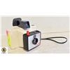Image 1 : VINTAGE POLAROID CAMERA
