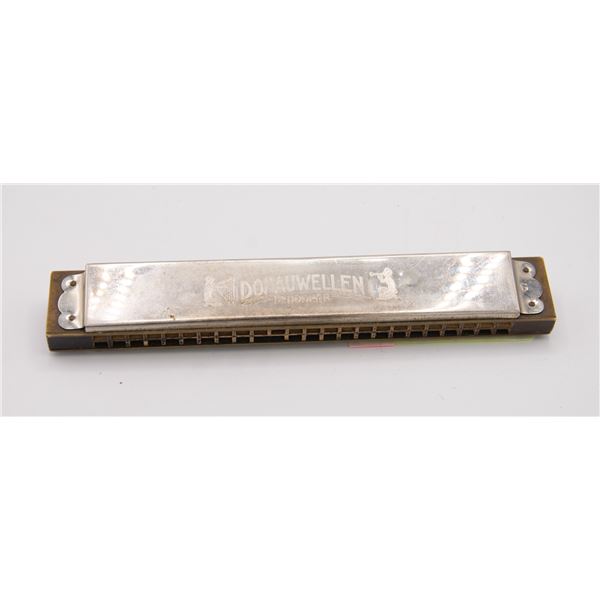 LARGE M. HOHMER DONAUWELLEN HARMONICA