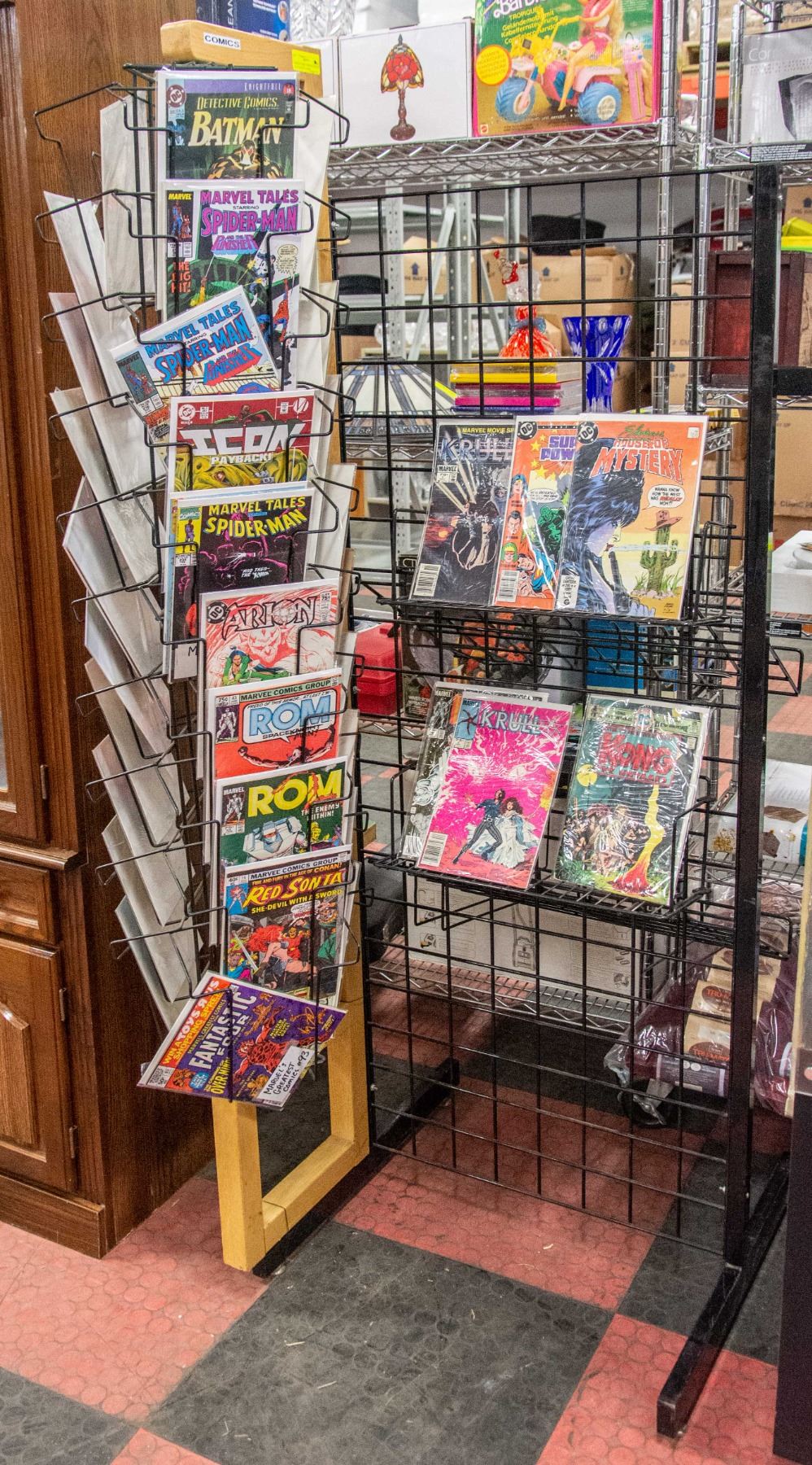 Comic Sale Rack DISPLAY COMIC TURN STYLE RACK W/40 VARIOUS COMICS