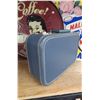 Image 2 : SMALL VINTAGE ACME LUGGAGE OF TORONTO CANADA SUITCASE