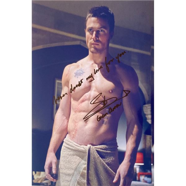 Autograph Signed  Arrrow Photo