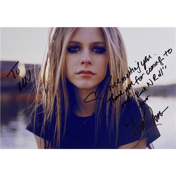 Autograph Signed  Avril Lavigne Photo