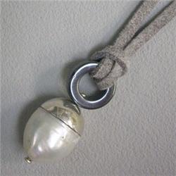 S. SILVER 13 MM SOUTH SEA PEARL AND HEMATITE UNISEX PENDANT - 30 MM LONG