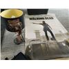 Image 1 : Huge Walking Dead Poster & Collectible Zombie Arm Lamp