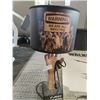Image 2 : Huge Walking Dead Poster & Collectible Zombie Arm Lamp