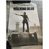 Image 4 : Huge Walking Dead Poster & Collectible Zombie Arm Lamp