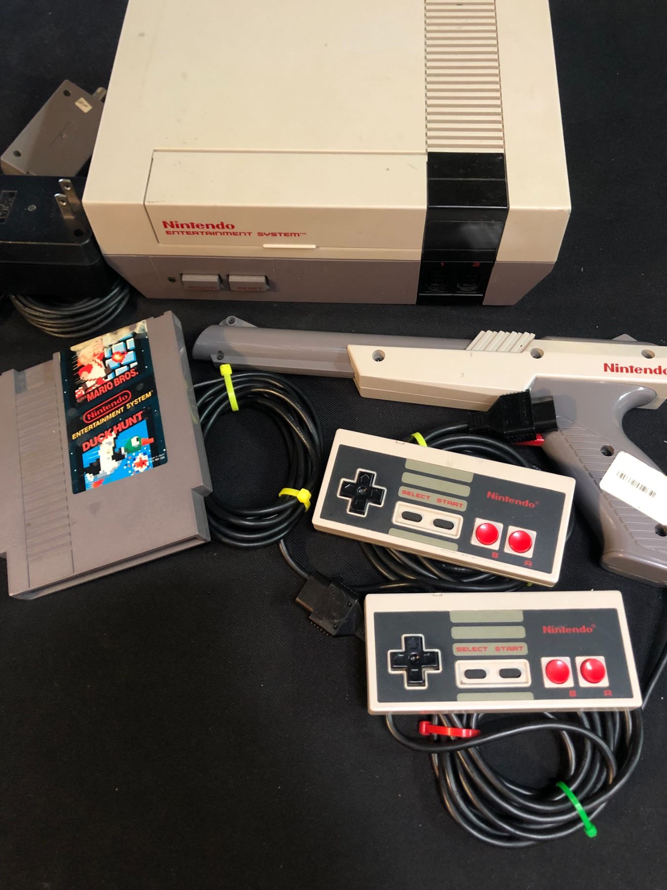 NINTENDO ENTERTAINMENT SYSTEM CONSOLE w/ ZAPPER GUN, CONTROLLERS & GAME